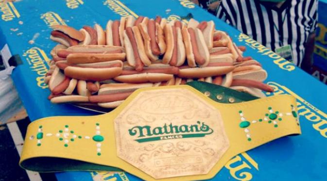 Hotdog dingin dan sabuk juara pada kontes makan hotdog