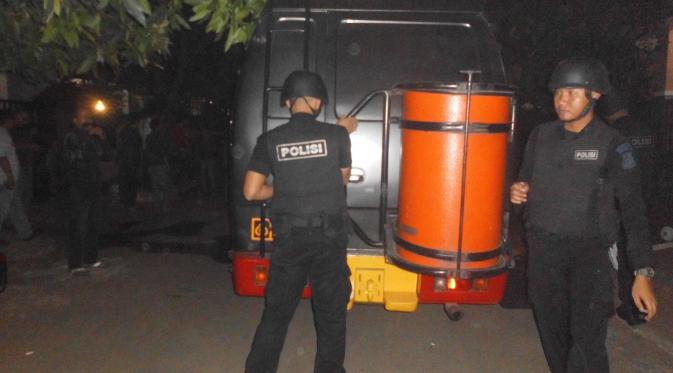Personel Gegana dari Polda Metro Jaya memeriksa benda yang mencurigakan di depan rumah penyidik KPK di Bekasi. (Liputan6.com/Rahmat Hidayat)