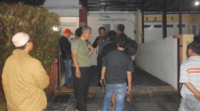 Sejumlah warga berkumpul di depan rumah penyidik KPK di Bekasi. (Liputan6.com/Rahmat Hidayat)