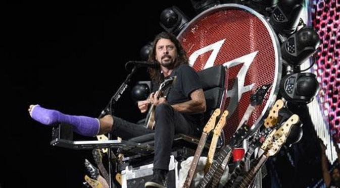 Dave Grohl tampil dengan kaki digips dalam konser ulang tahun Foo Fighters ke-20 di Washington DC, Amerika Serikat. (AP Entertainment)