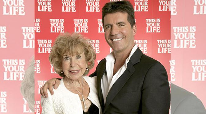 Simon Cowell bersama mendiang ibunda, Julie Cowell