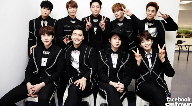 Super Junior saat berpose di belakang panggung setelah konsernya berlangsung.