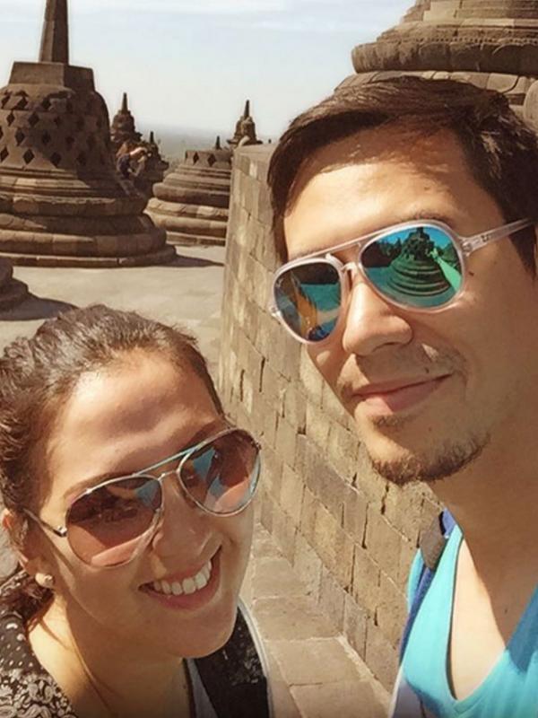 Menjelajah nusantara pun Donna Agnesia dan Darius Sinathrya akan tetap bersama (Instagram/Darius Sinathrya)