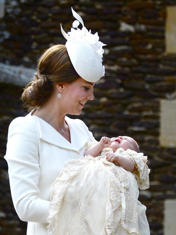Kate Middleton dan Putri Charlotte (via intouchweekly.com)