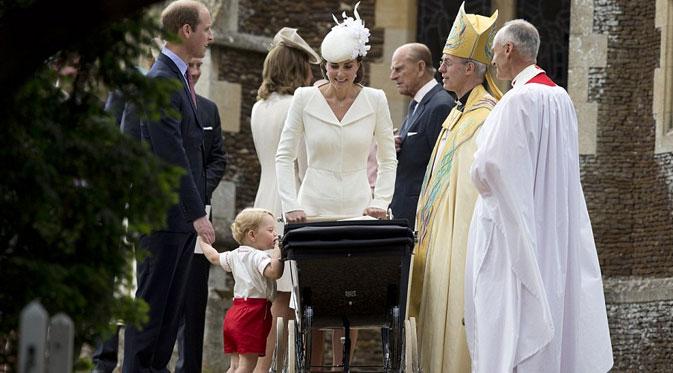 Pangeran George rupanya penasaran dengan adiknya, Putri Charlotte (via dailymail.co.uk)