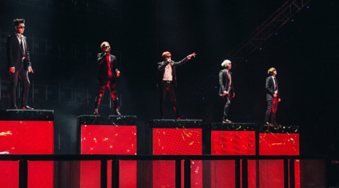 Big Bang saat beraksi di atas panggung dalam rangkaian Made Tour Concert [Foto: bigbangupdates]