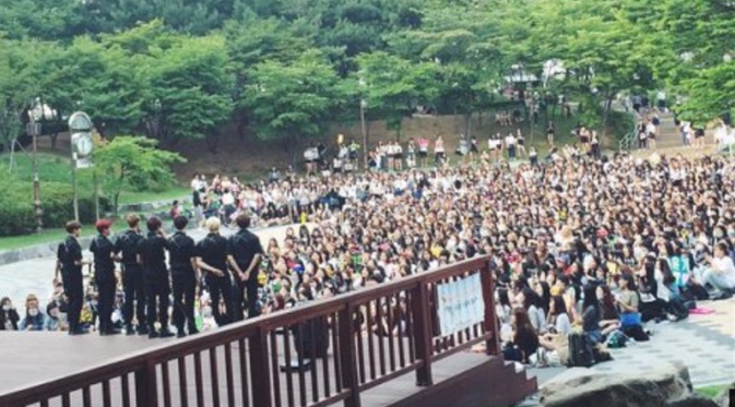 Kerumuman penggemar BTS yang memadati lokasi acara saat fan meeting berlangsung di Seoul, Korea Selatan.