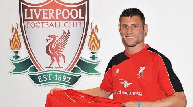 James Milner tersenyum lebar pamer jersey Liverpool (Daily Mail)