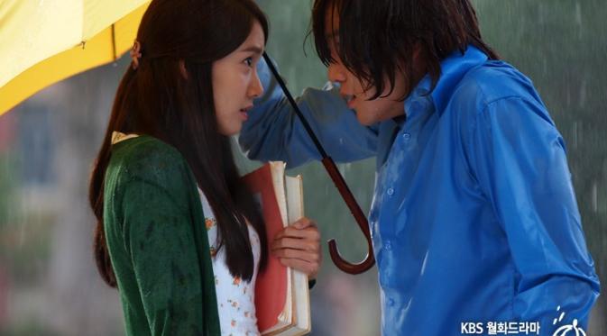 Adegan payung romantis di drama 'Love Rain'. Foto: via kpopstarz.com