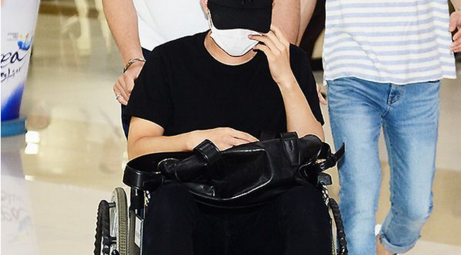 D.O EXO terlihat sampai di Bandara Gimpo, Korea Selatan, dengan bantuan kursi roda akibat cedera setelah konser SM Town di Jepang.