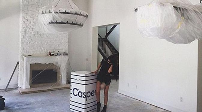 Kylie Jenner memperlihatkan rak sepatu di rumah barunya. (foto: mirror.co.uk)