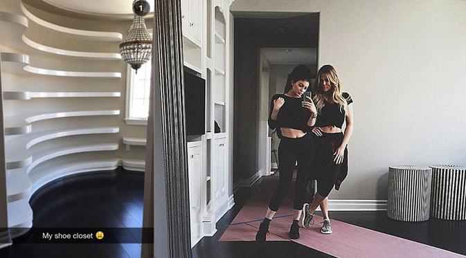 Kylie Jenner berpose bersama Khloe Kardashian di rumah pribadinya. (foto; mirror.co.uk)