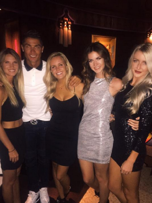 MAKAN MALAM - Cristiano Ronaldo mengajak makan malam wanita yang HPnya ia kembalikan. (Dailymail)