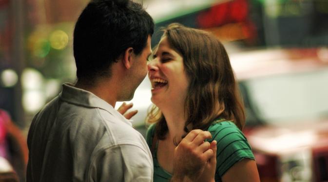10 Tanda kalau Kamu Lagi Jatuh Cinta dengan Teman Sekantor | via: sextherapyonline.org