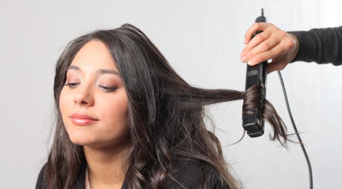 Pemilik Rambut Keriting, Jangan Lakukan 7 Hal Ini! | via: revasi.com