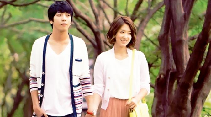 Park Shin Hye dan Jung Yong Hwa saat beradu akting dalam drama Heartstring (2011).