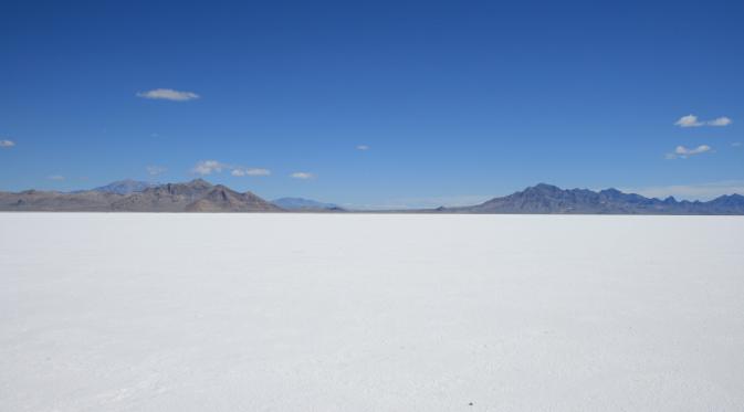 Pemandangan dataran garam Bonneville Salt Flats di Utah
