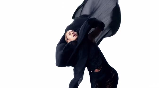 Aksi menari Beyonce dibalut kain hitam dalam videoklip Ghost yang dirilis pada 2013. (foto: courtesy of Beyonce vevo)