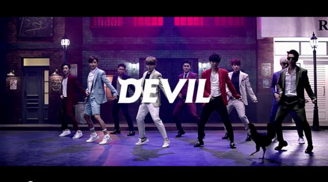 Super Junior dengan cuplikan videoklip barunya berjudul Devil, dengan adegan lucu ada ayam di atas panggung.