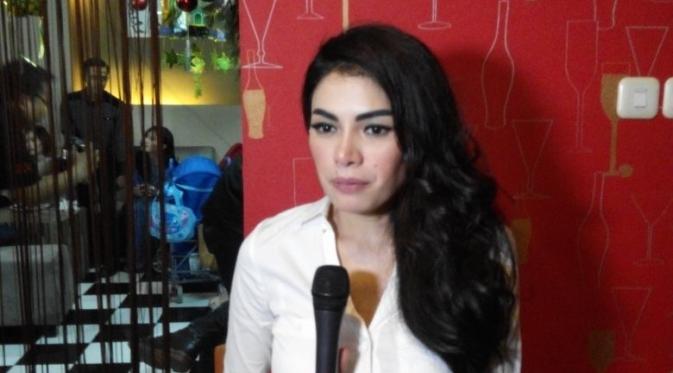 Nikita Mirzani saat hadir di Lounge 78, kawasan Kemanggisan, Jakarta Barat pada Rabu, 8 Juli 2015 (Nizar Zulmi/Bintang.com)