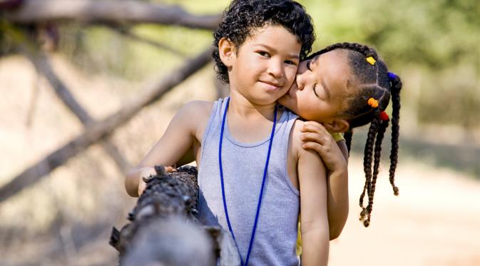 5 Alasan yang Bikin Kamu Sangat Menyayangi Adik Laki-lakimu | via: daisytellsasecret.com