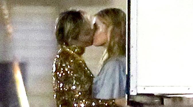 Miley Cyrus dan Stella Maxwell terlihat bercuma di tempat umum. (via usmagazine.com)