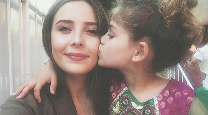 Si kecil Isabella Damla Güvenilir (Elif) mencium Selin Sezgin, pemeran Melek yang merupakan ibu Elif dalam Serial Turki Elif