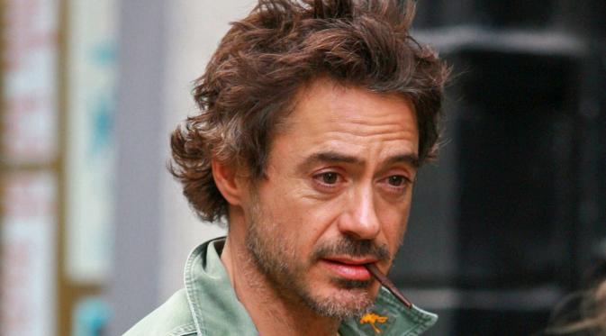 Memiliki selera humor unik, Robert Downey Jr pun memparodikan foto adegan ikonik dalam Jurassic World dan The Avengers sekaligus.