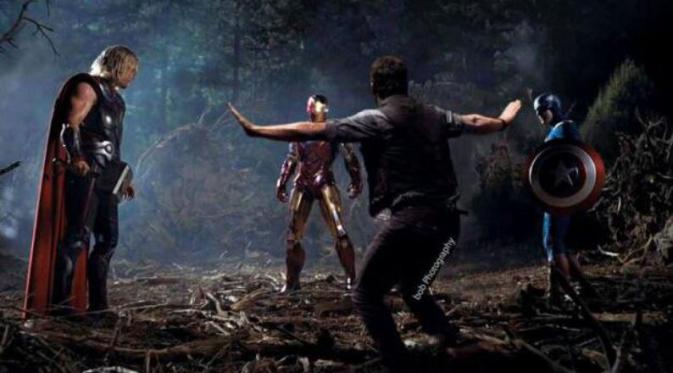 Memiliki selera humor unik, Robert Downey Jr pun memparodikan foto adegan ikonik dalam Jurassic World dan The Avengers sekaligus.