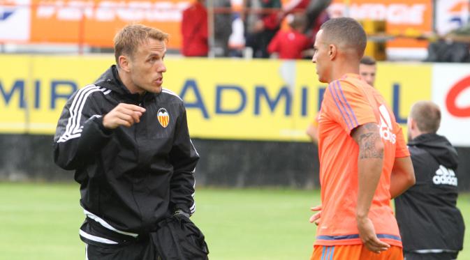 Asisten pelatih Valencia, Phil Neville memberikan instruksi kepada Rodrigo saat pramusim di Austria. (Bola.com/Reza Khomaini) 