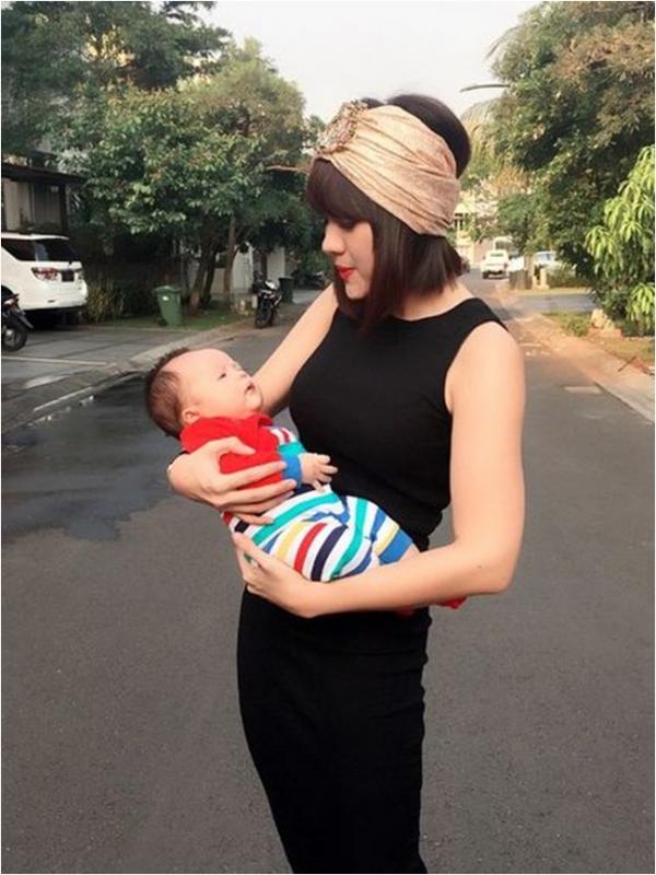 Cantiknya Vicky Shu seperti putri raja, namun dia tak ragu menggendong bayi (via Instagram/Vicky Shu)