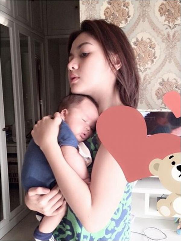 Bangun tidur, Vicky Shu langsung pegang bayi (via Instagram/Vicky Shu)