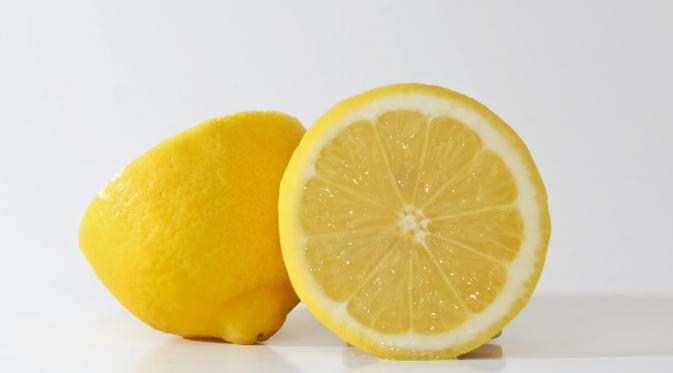 Air perasan jeruk lemon (Via: healthy-holistic.com)