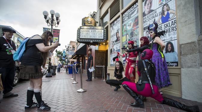 Sejumlah pehobi berpose mengunakan kostum karakter imajinasi di Comic-Con International 2015 di San Diego, Kalifornia, Kamis (9/7/2015). Acara ini pertama kali dihelat pada tahun 1970. (REUTERS/Mario Anzuoni)