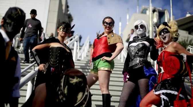Sejumlah pehobi menunjukan kostum karakter imajinasi di Comic-Con International 2015 di San Diego, Kalifornia, Kamis (9/7/2015). Acara ini pertama kali dihelat pada tahun 1970. (REUTERS/Sandy Huffaker)