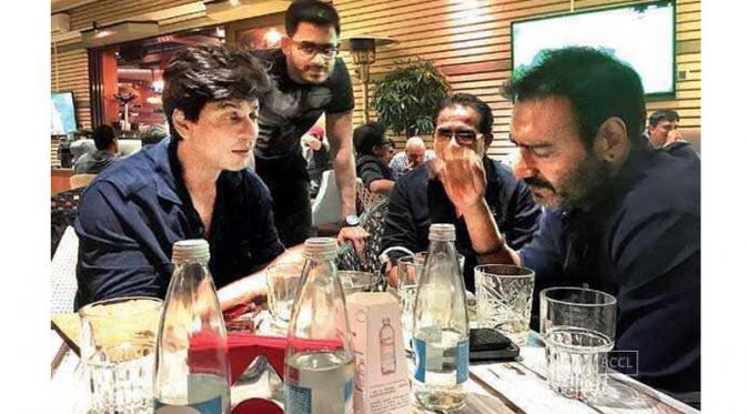 Shahrukh Khan dan Ajay Devgn diketahui makan malam bareng di Bulgaria.