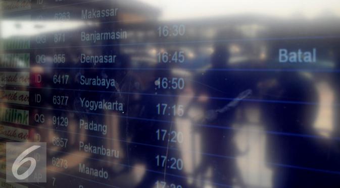 Papan informasi menunjukkan pembatalan penerbangan tujuan Denpasar di Bandara Soekarno Hatta Tangerang, Jumat (10/7/2015). Puluhan jadwal penerbangan dibatalkan karena erupsi Gunung Raung. (Liputan6.com/JohanTallo)