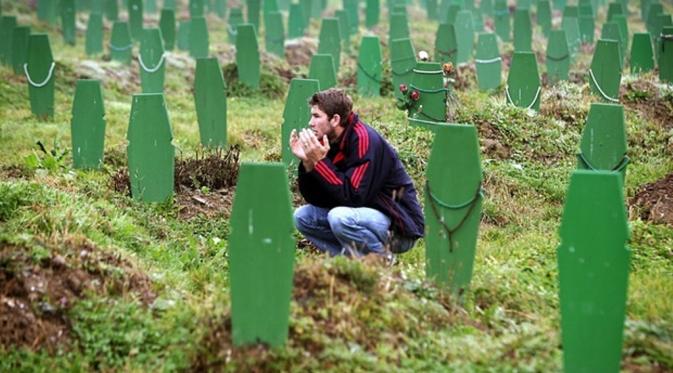 Berdoa di Kuburan Massal Srebrenica. (Guardian)