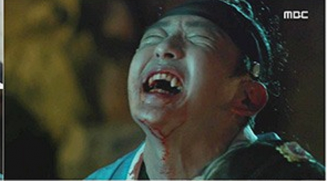 Lee Jun Ki saat berperan sebagai vampire dalam drama Scholar who Walks the Night