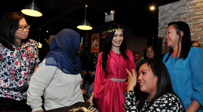Iis Dahlia berbuka puasa bareng pemenang NSP Telkomsel 'Cinta Apalah Apalah' di Brewerkz, Jakarta Pusat, Jumat (10/7/2015). (Liputan6.com/Andrian Martinus)
