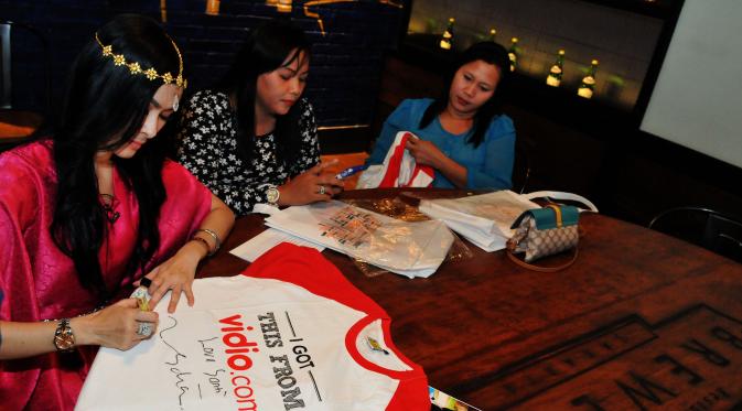 Iis Dahlia berbuka puasa bareng pemenang NSP Telkomsel 'Cinta Apalah Apalah' di Brewerkz, Jakarta Pusat, Jumat (10/7/2015). (Liputan6.com/Andrian Martinus)