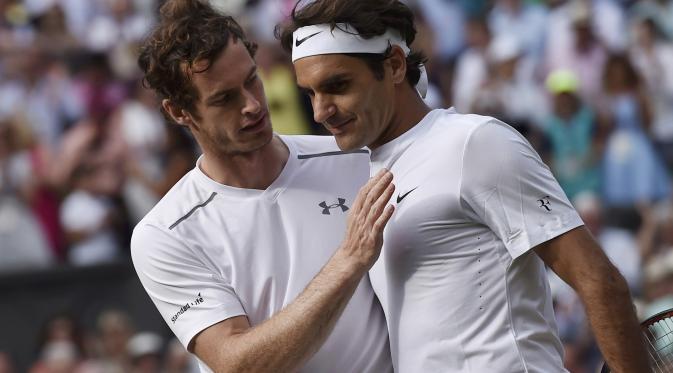 Petenis Swiss Roger Federer berjabat tangan dengan Andy Murray dari Inggris Raya usai memenangkan semifinal tenis Grand Slam Wimbledon di London, 10 Juli 2015 (REUTERS / Suzanne Plunkett)