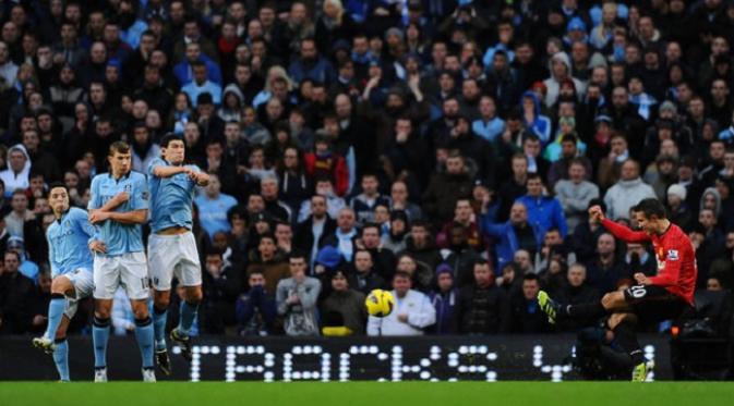 Robin van Persie mencetak gol kemenangan 3-2 kontra Manchester City
