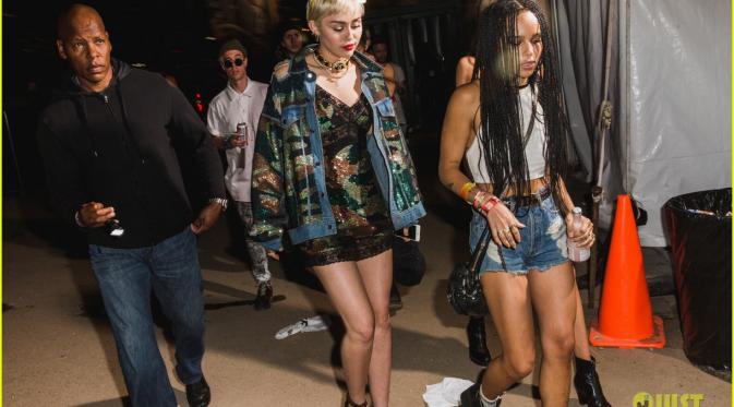 Miley Cyrus dan Zoe Kravitz (Justjared.com)