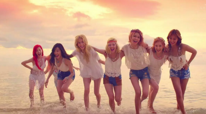 Girls Generation saat beraksi dalam video Party yang memperlihatkan gaya mereka yang segar di musim panas.