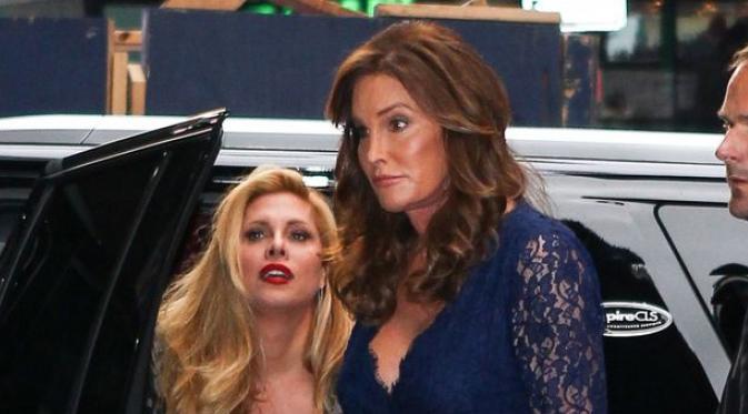 Caitlyn Jenner dan Candis Cayne terlihat bersama saat menghadiri Broadway. (via mirror.co.uk)