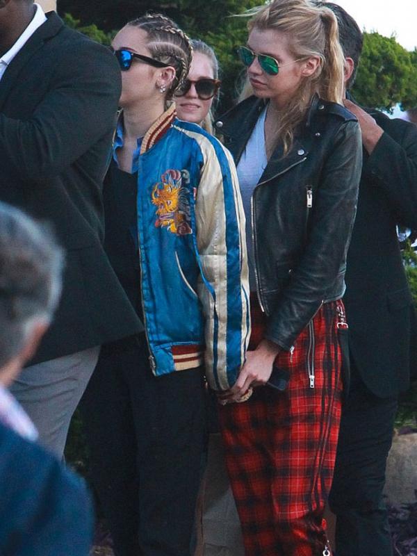 Miley Cyrus dan Stella Maxwell (via dailymail.co.uk)