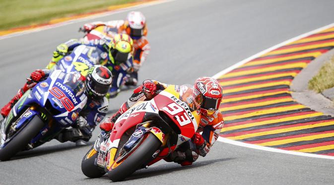 Rossi, Lorenzo dan Marquez saling kejar-kejaran poin demi gelar juara dunia.