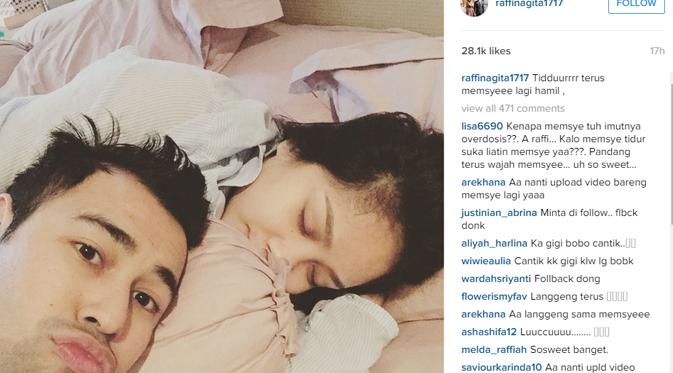 Raffi Ahmad mengunggah foto menggoda istrinya yang sedang tidur. (foto: raffinagita1717)