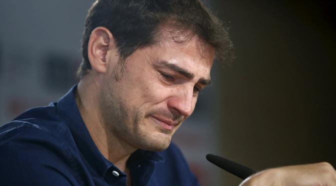 Mantan Kiper Real Madrid, Iker Casillas menahan tangis saat membaca pernyataan di stadion Santiago Bernabeu di Madrid, Spanyol, (12/3/2015). Setelah 25 tahun membela Real Madrid, Casillas akhirnya hengkang ke Porto FC. (REUTERS/Andrea Comas)